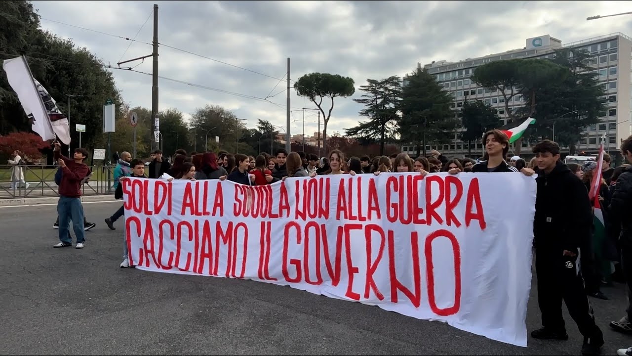 No Meloni Day, gli studenti verso il ministero: "No alla guerra, giustizia climatica ora!"