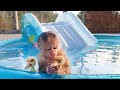 Cutis monkey practice swimming with ducks