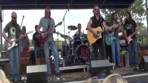 Lee Tylor playing drums with Travis Tritt - Modern Day Bonnie and Clyde