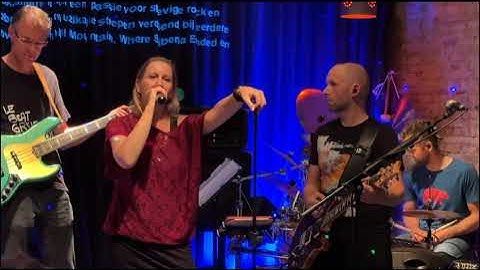 Crowd Control in De Hommel 5-9-2025 - Fake plastic trees