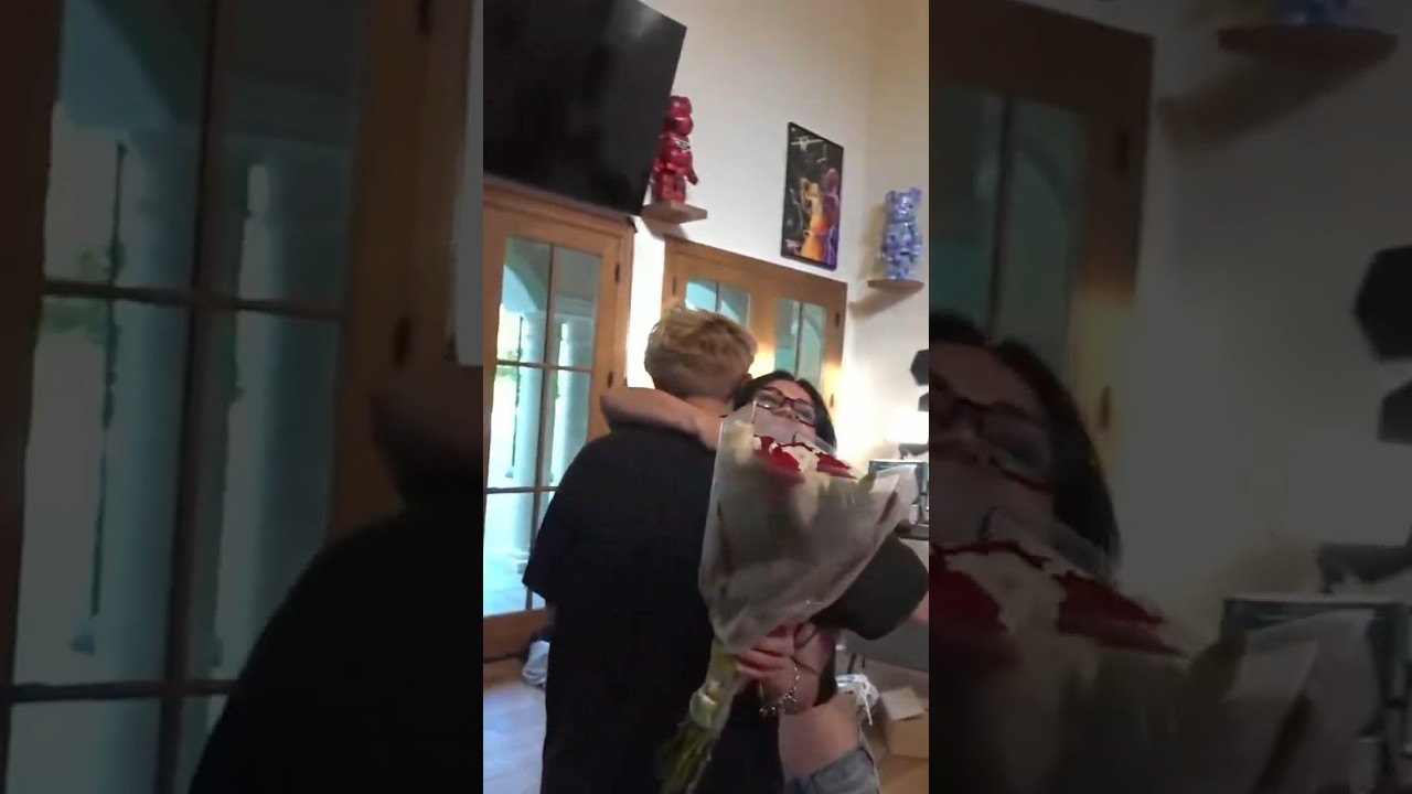 Джейсон получил цветы для Тары Ямми 😳🌹