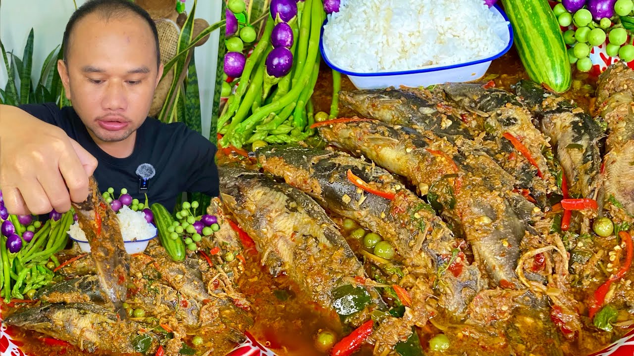 ผัดเผ็ดปลาดุกเป็นตัว กินกับแตง มะเขือ กรอบๆ แซ่บหลาย