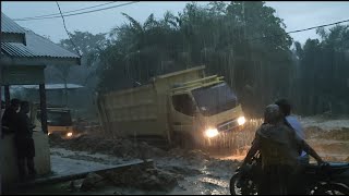 Worst Situation! Truck Driver Struggling in Heavy Rain