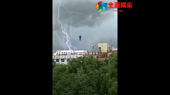 牛人渡劫失敗，百米高空被雷劫擊中，直接掉了下來 - 天天要聞