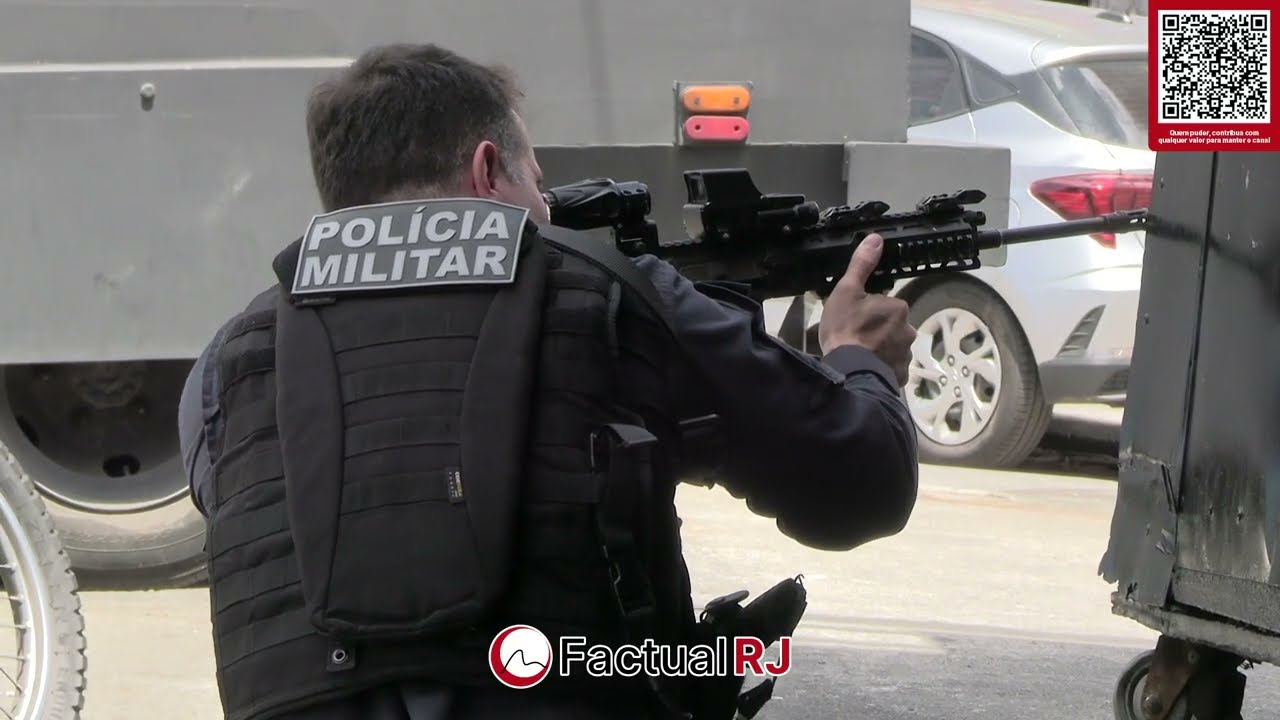 Policias se abrigam durante tiroteio na Linha vermelha na Maré.