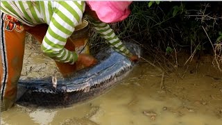 Amazing beautiful girl throwing water fishing - how to at battambang (
part 129)