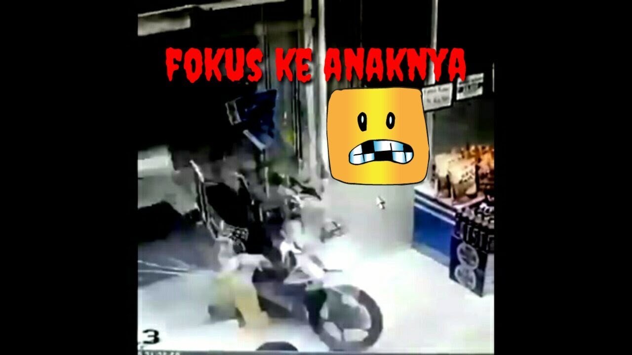 DETIK MOTOR NABRAK pintu kaca indomaret  rekaman cctv 