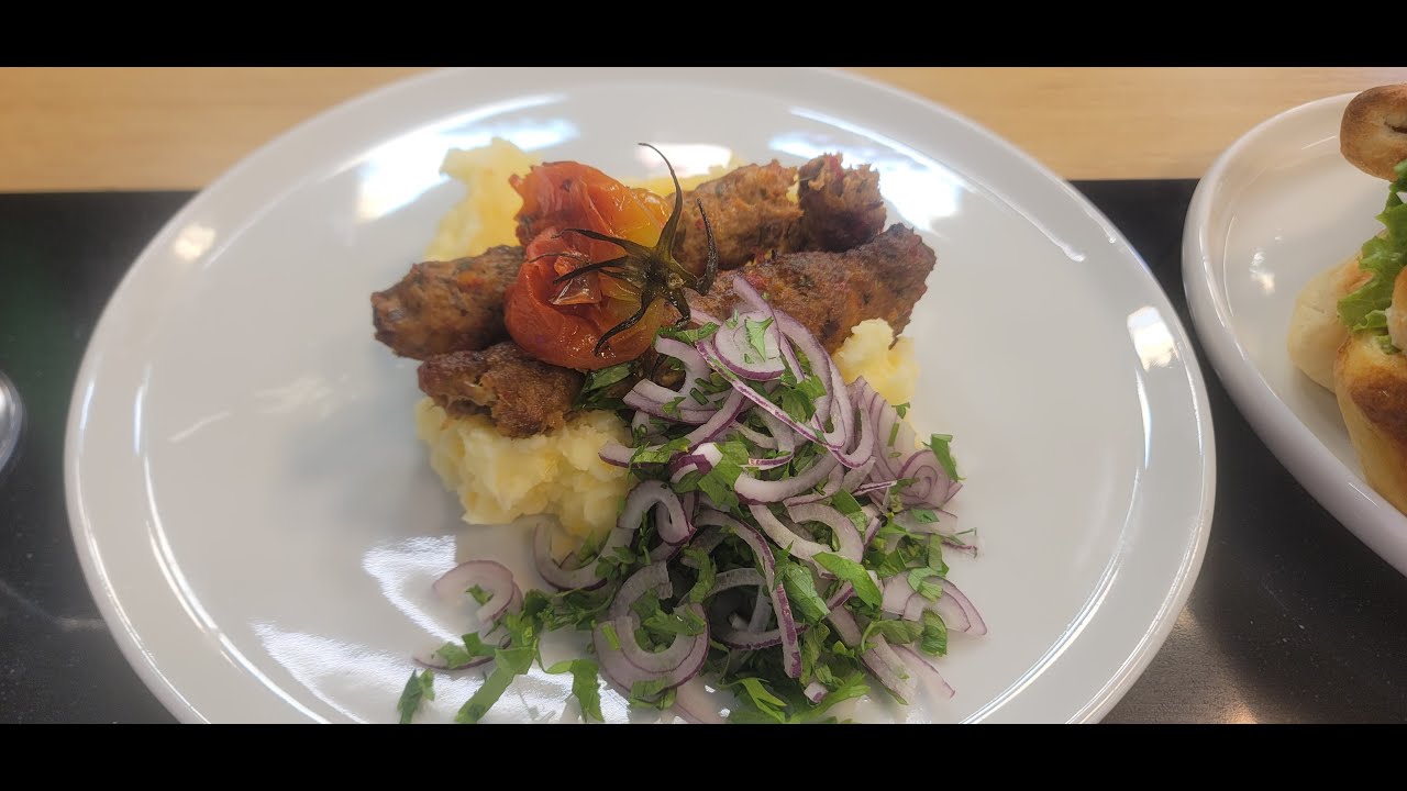 Qebap me pure patatesh, pite të palosura dhe limonatë braziliane/ Recetat e ditës