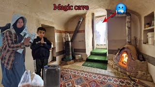 Download Lagu When an operator becomes the savior of a cave-dwelling mother and son despite a blizzard!😲🥶 MP3