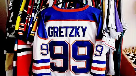 Como é o uniforme dos jogadores de hockey?