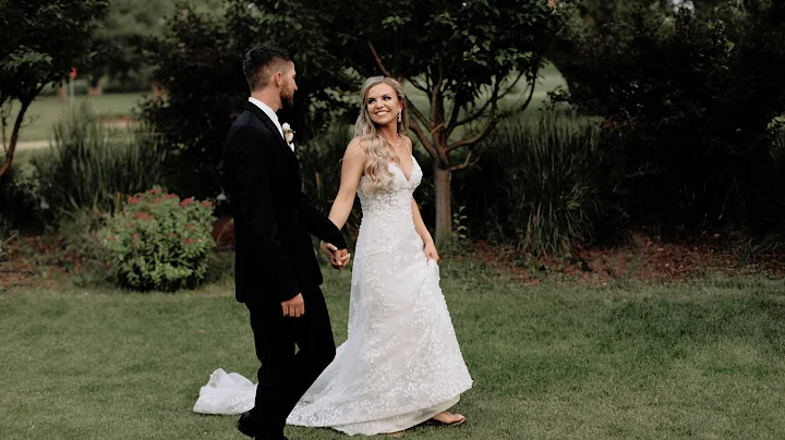 Bride Sings Vows During Their Ceremony | Allison &...