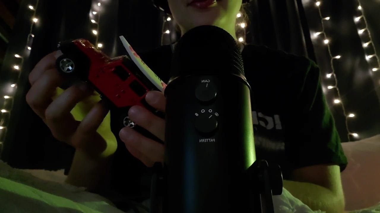 ASMR doing triggers from my sisters room !