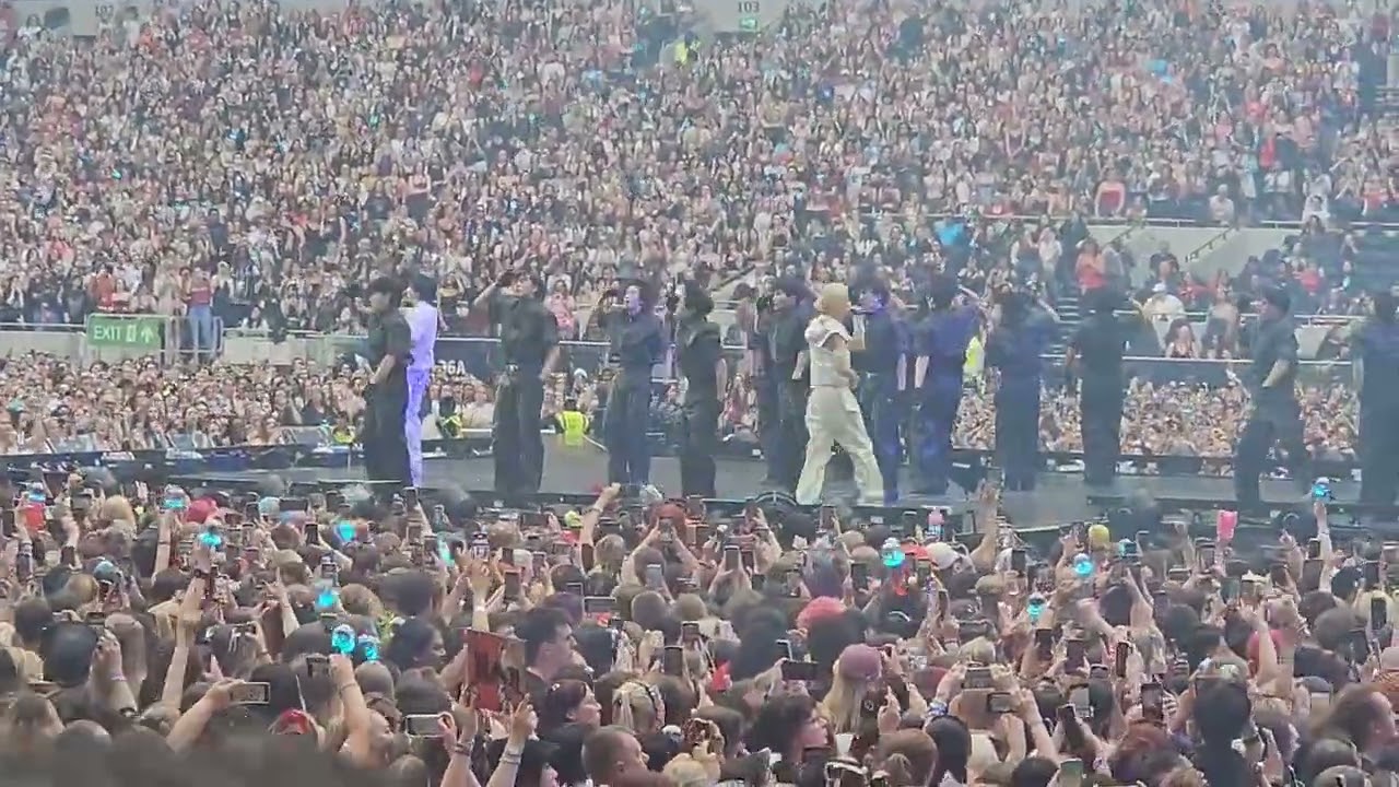 TRUMAN. HAN & Felix of Stray Kids 스키즈 perform Mixtape: DominATE track in London Night 1 (18.7.2025)