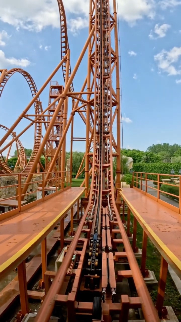 Riding and explaining the Zamperla Thunderbolt 675 model