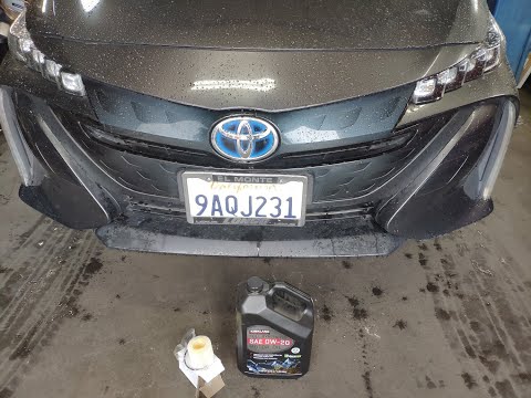 Toyota Prius  Тойота Приус 2017 Замена масла в двигателе Toyota Prius 2017 Engine oil change