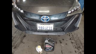 Toyota Prius  Тойота Приус 2017 Замена масла в двигателе Toyota Prius 2017 Engine oil change