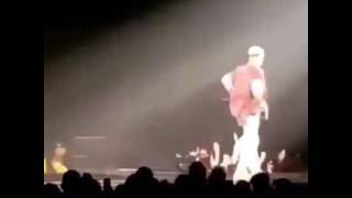 Justin bieber fall on stage