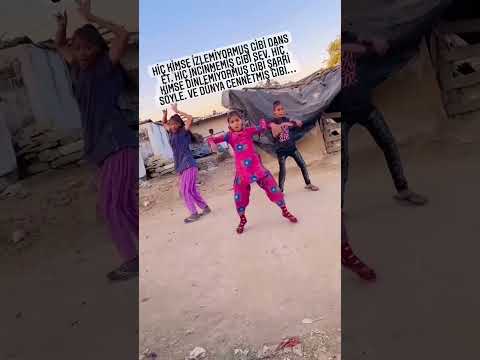 Video: Kim demiş kimse izlemiyormuş gibi dans et dedi?