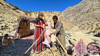 Download Lagu A Single Woman With Her Child by a Wild River | Preparing Fresh Meat in the Zagros Mountains MP3