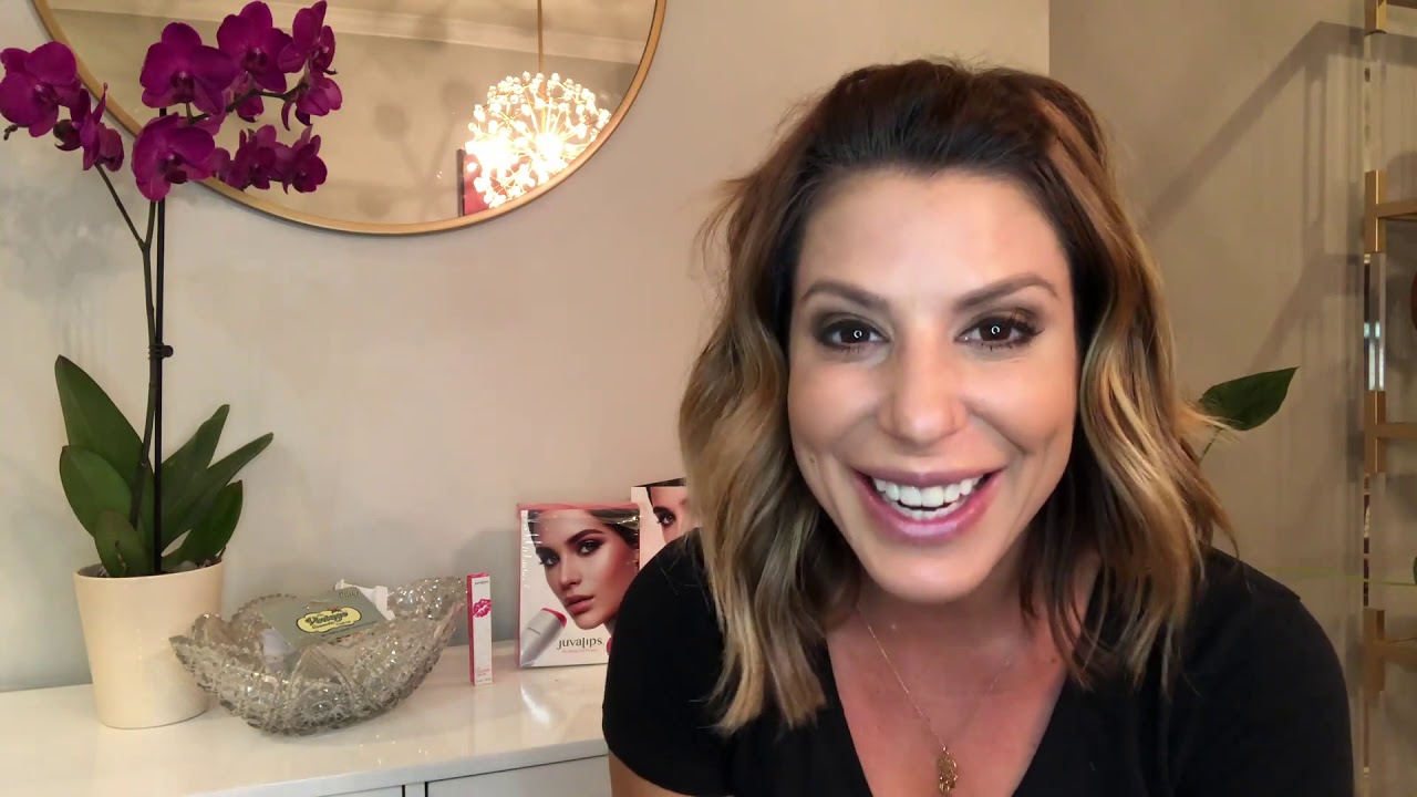 Elise Ivy checks out JuvaLips for the first time in this vid!
