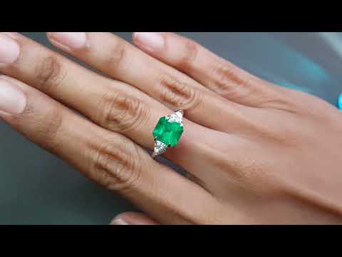 Rare Muzo green emerald from Colombia in emerald cut 2.03 ct Video  № 3