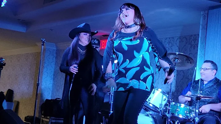 Shelly Lares invites Patsy Torres on stage in surp...