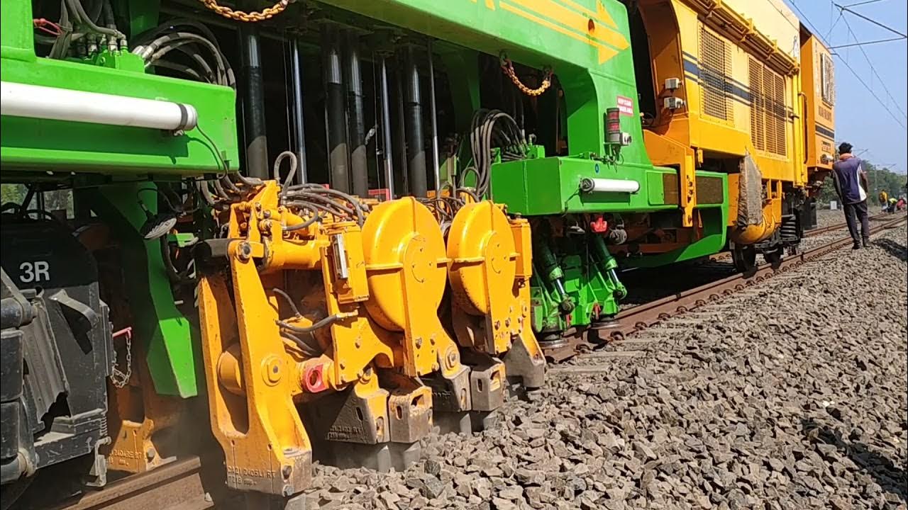 Indian railway,Dynamic tamping express 093X se rail track ka packing