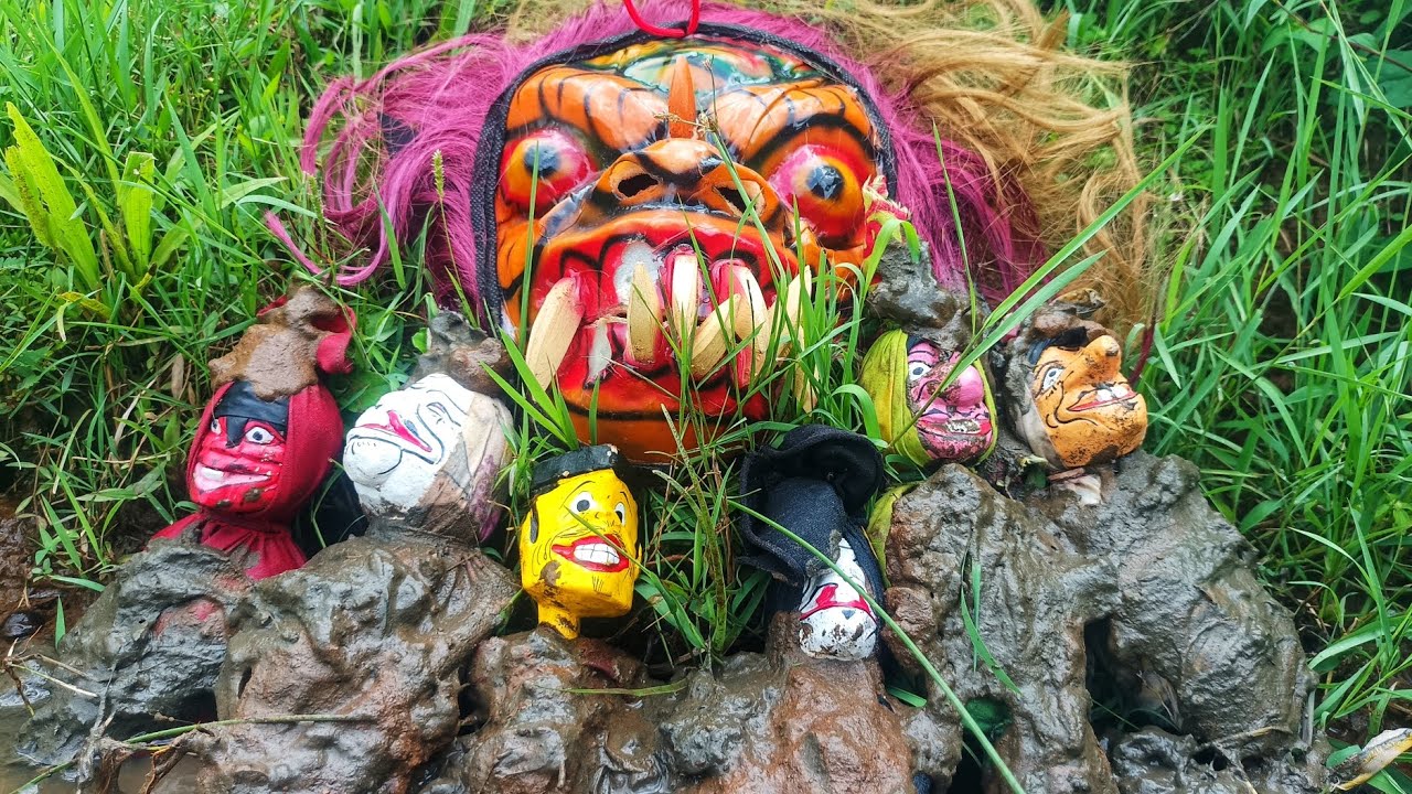 MEMBERSIHKAN MAINAN ONDEL ONDEL BETAWAI, ONDEL ONDEL CANTIK,ONDEL ONDEL CEPOT,TOPENG ONDEL ONDEL