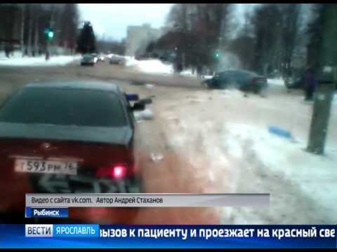 В Рыбинске легковушка протаранила машину "скорой помощи"