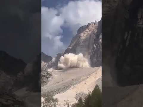 Video Il boato, l'enorme crollo di roccia dalla montagna e la nube di polvere