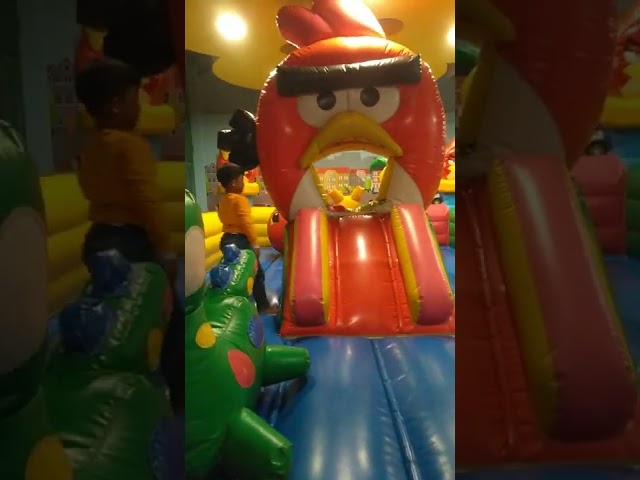 KESERUAN MAS FALIH & ADE ZAHRA BERMAIN DI RUMAH BALON class=