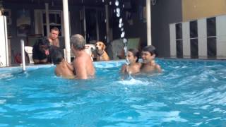 Jogando A Emilly Na Piscina