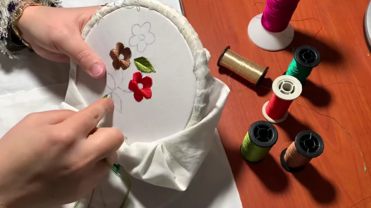 #فن الطرز الرباطي #لناب المائدة أو غطاء المائدة مطروز بالطرز الرباطي باليد 🪡🪡وبالحرير المبروم 🧵🧵🧵