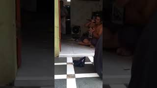 Aboy Sedang Bernyanyi