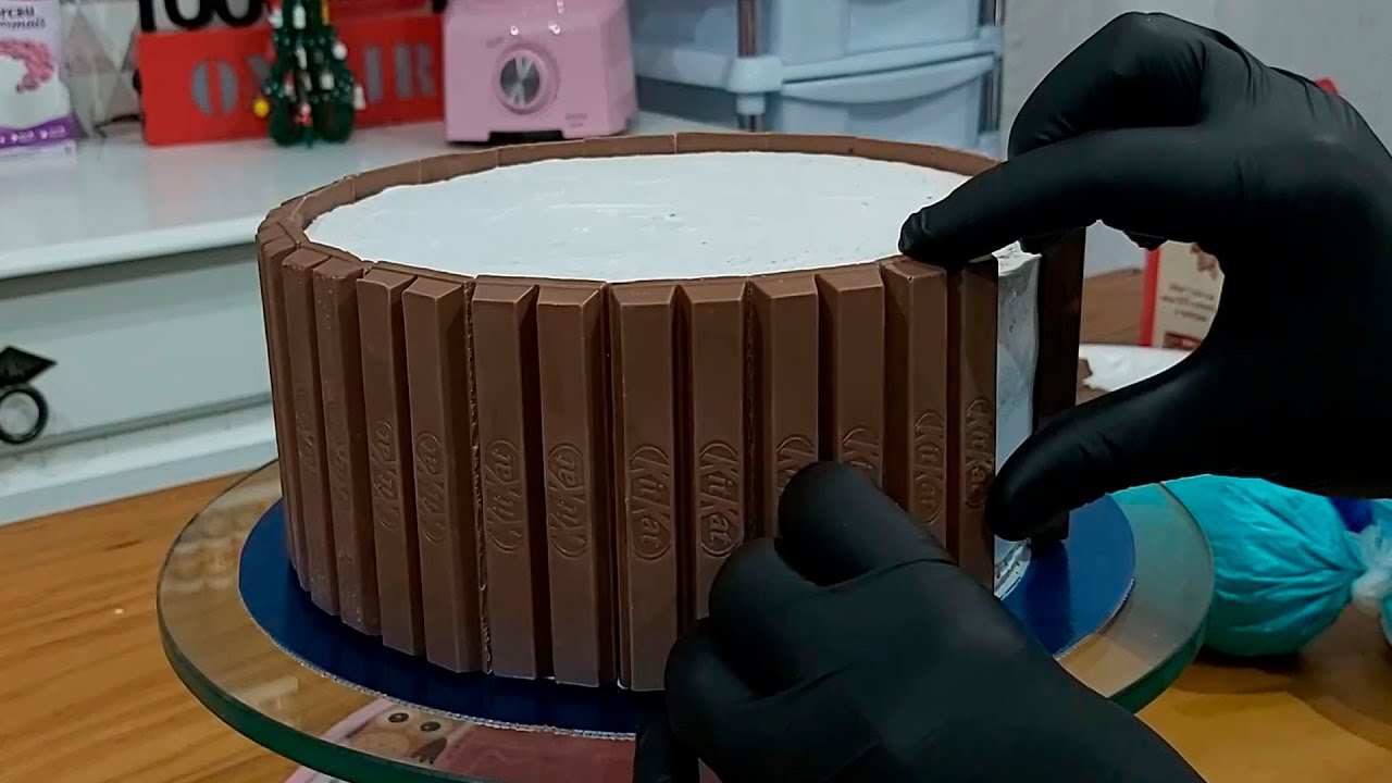 BOLO DECORADO COM KIT KAT / TEMA TIK TOK / RECHEIO LEITE NINHO COM KIT KAT / PARIS CAKE DESIGNER