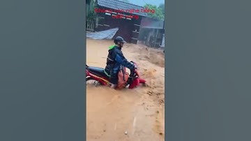 Mưa Lũ Hà Nội Sau Bão | Nhà Cửa Ngập Nước, Người Dân Vẫn Kiên Cường Vượt Qua #shorts #giuaconmua