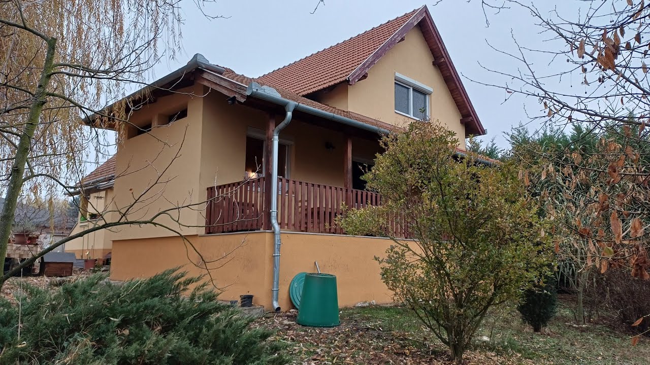 Váchartyánban kétgenerációs családi ház eladó.