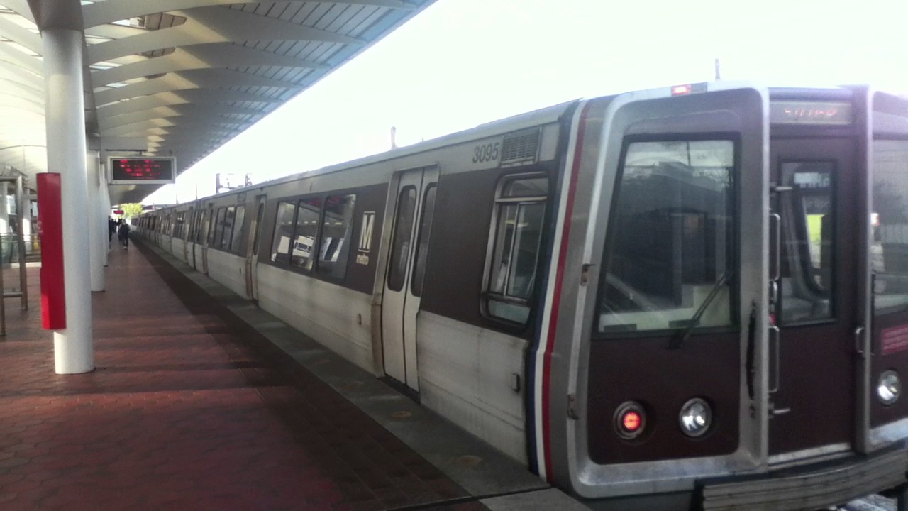 DC Metro (WMATA) 6 cars out of service train at NoMa