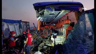 Manisada 6 Kişinin Öldüğü 42 Kişinin Yaralandığı Kazada Otobüsün Çarptığı Kamyonun