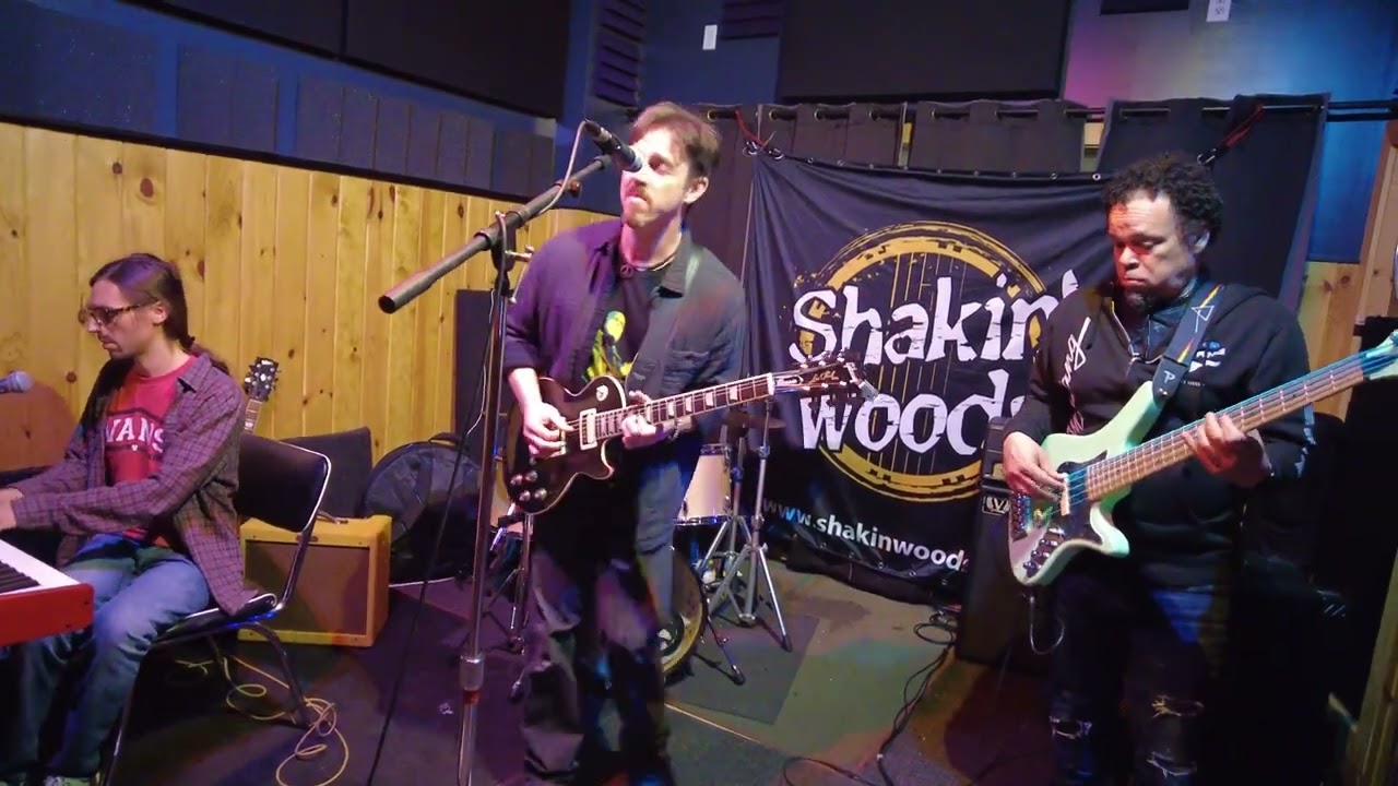 SHAKIN' WOODS blues band  Live@HankDietle's