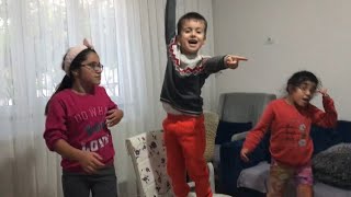 Tuğra Kuzenleriyle Sandalye Kapmaca Oynadı