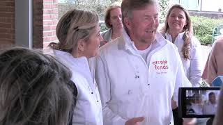 Koningspaar helpt mee tijdens NLdoet bij woonzorglocatie Bornholm in Hoofddorp