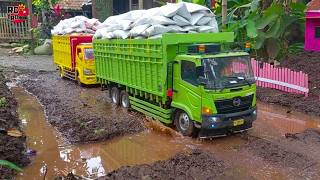 Hino dan Canter SUPER HDX Offroad Kirim Karung Beras ke Desa versi cerita Miniatur Truk oleng
