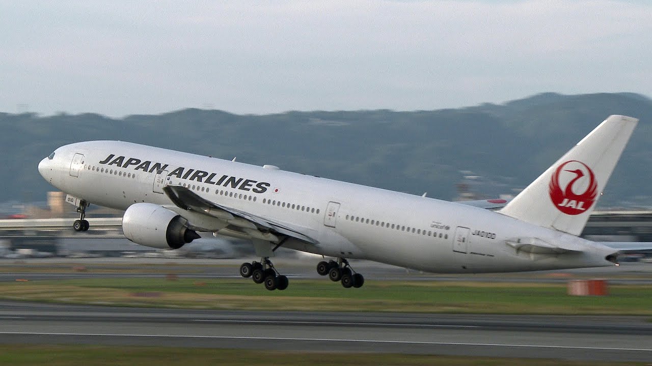 4K] [伊丹空港] JAL/日本航空 Boeing 777-289 [JA010D] - YouTube