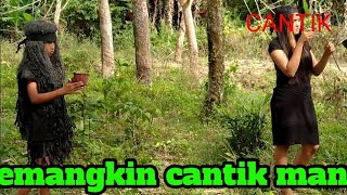 Terlihat jelas suku mante bermain di pinggir sungai