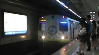 20120603 - 臺北捷運新埔站 321型「勞動安全,穩定就業」彩繪列車進站