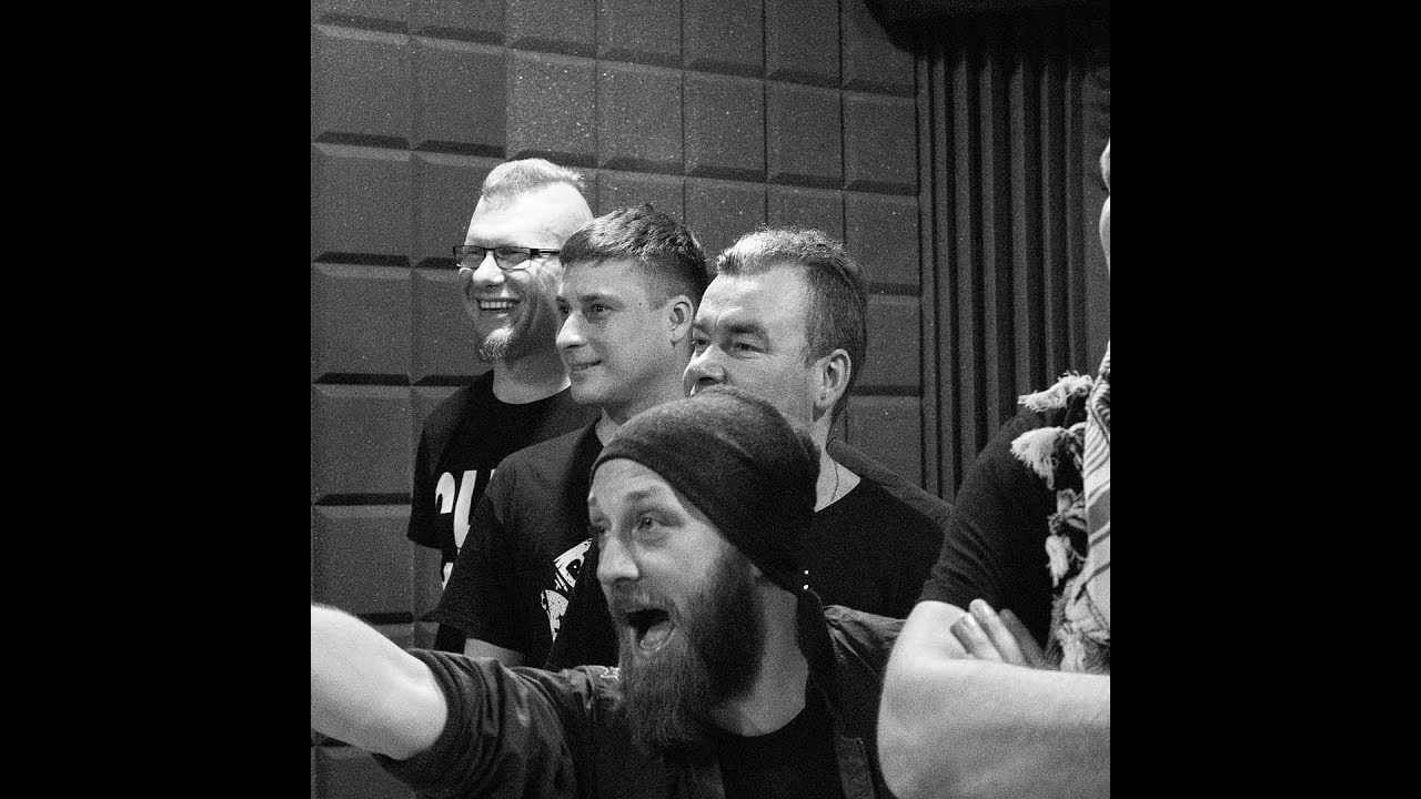 Я смотрю в свое окно, светит солнце сивое. До чего же, вашу мать, все ...