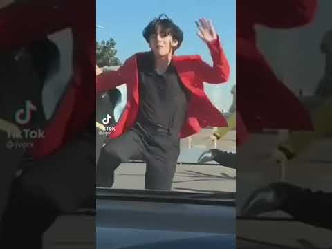 حفل BTS في شارع تاي وهو يرقص 
