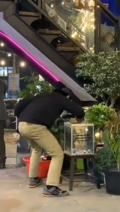 Video Viral , seorang pemuda nyawer kotak amal