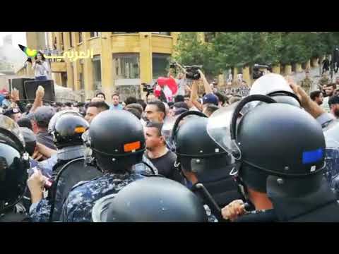 أنصار حزب الله يعتدون على المحتجين وسط بيروت